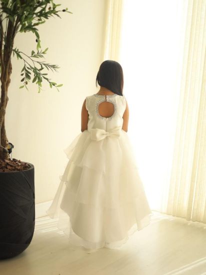 صورة فستان سهرة أبيض للأميرات يجمع بين الفخامة و الاناقة